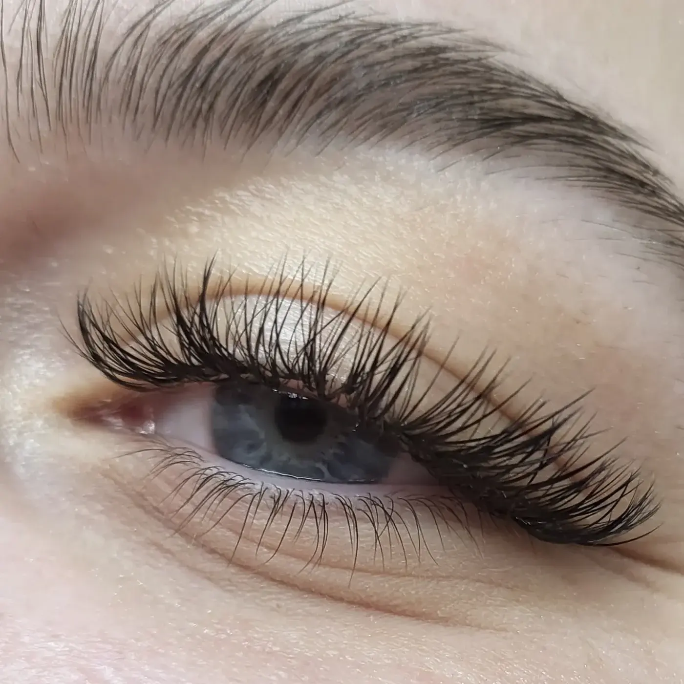 A Hybrid full set with a textured lash line